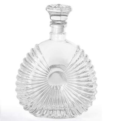 China 700ml Beverage Liquor Decanter Glass Whiskey Brandy Glass Bottle With Airtight Cap Bottle for sale