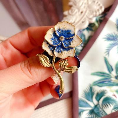 China Custom Lapel Pin Badge Brooch Soft Enamel Sunflower Enamel Flower Ornament Lapel Pin Badge Soft Enamel From Europe Manufacturer for sale