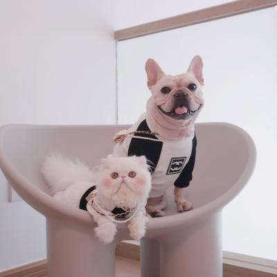 China 2021 Viable Black And White Perfume Of Autumn And Winter New Retro Small All Cotton Raglan Sleeve Sweater Dog Cat Clothes for sale