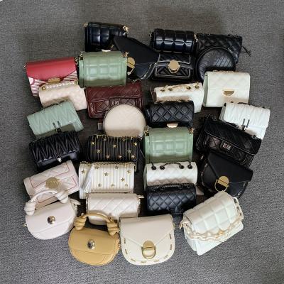 China Fashion Hot Selling Top Quality Ladies Leather Bulleted Bags Second Hands Handbags for sale