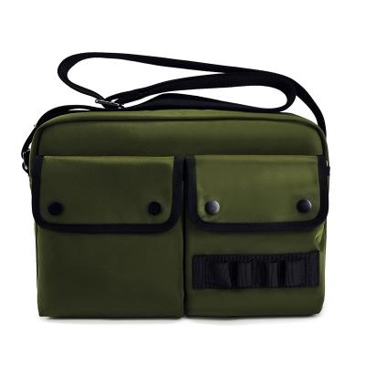 China Gemachte Green Nylon Crossbody Tasche Wasserdicht mit Metallzubehör zu verkaufen