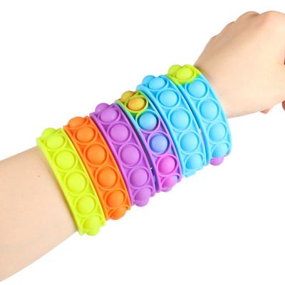 China DDA2334 silicone stir toys silicone fidgety wrist strap push bubble bracelet trigger dye restless person bracelet sensory toy for sale