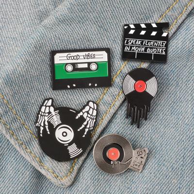 China High Qualiy CD Phonograph Vinyl Record Enamel Pin Alloy Skull Fingers Tape Pin for sale