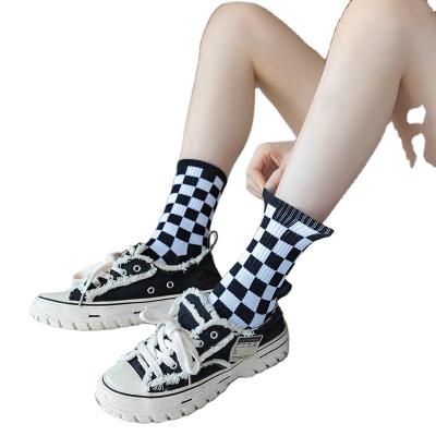 China Hip Hop Sporty Custom Funky Plaid Skateboard Unisex Hip Skate Booties Checkerboard Pattern Mens Designer Socks for sale