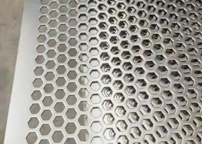 China Metal perforado Mesh White del agujero 7m m hexagonal de la longitud los 2m en venta