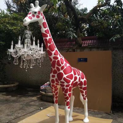 China Model 2023 Life Size Hand Made Modern Sculpture Fiberglass China Art Big Cartoon Prop Animal Realistic Giraffe Statues For Party Decor for sale