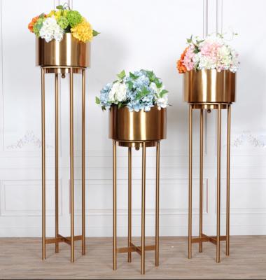 China Luxury vase gold metal decorative flower vase with metal stand perfects for wedding decor Te koop