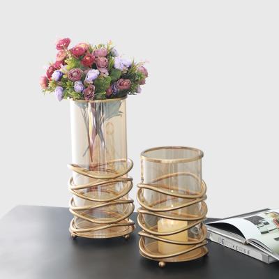 China Table wedding centerpieces decorative glass flower vase with metal holder base glass cylinder vase en venta