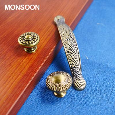 China Contemporary European Gold Antique Furniture Handle Fancy Brass Sideboard Pull Handle for sale