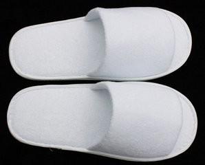 China Hotel Amenities White Open Toe Slippers Eco Friendly Rubber Outsole For Men for sale