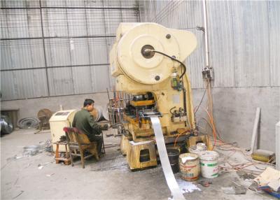 Chine Machine 2000KG de barbelé de rasoir de 11 bandes avec la perforation fonctionnelle de PLC à vendre