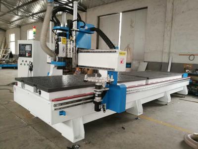 China CNC doble 1325 del router del CNC del ATC del disco de la mesa de trabajo que talla la máquina con el eje de HSD y el motor del reductor en venta