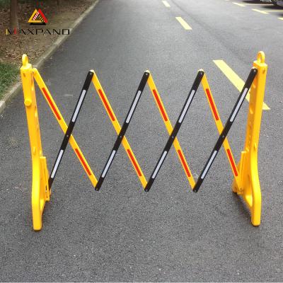 China Multi-application Road Safety Water Filled Plastic Collapsible Expandable Barrier for sale