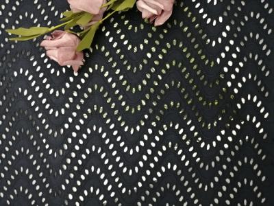 中国 刺繍される黒い生地の服のための100%の綿のレースの生地に小穴をあける 販売のため