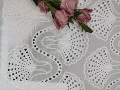 China Weiße Brautspitze-Shell Pattern Embroidered Eyelet Fabric-Baumwolle 100% zu verkaufen