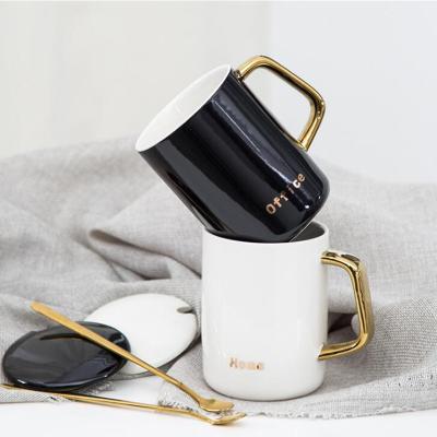 中国 Stocked Contracted White Ceramic Hot Stamping Letters Mug Black Gold Milk Coffee Porcelain Mug With Lid Spoon Home Office Mug 販売のため