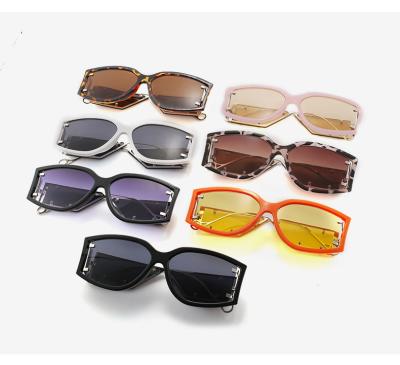 China Fashionable Retro Wrap Sun Glasses Frame Glass Sunglasses Big Stretching Square Glasses Women Wide Rivet Yellow Punk Style Temple Orange Sunglasses for sale