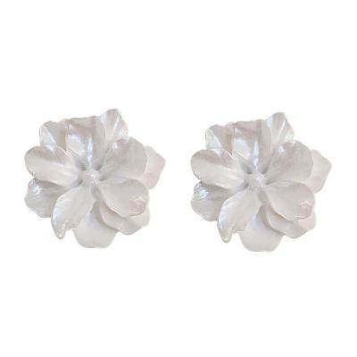 China Vintage French luxury elegant gold electroplated 925 silver needle geometry OL high grade merwoman pearl flower love stud earrings for sale