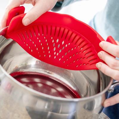 China Amazon Stocked Hot Sale Equips Dishwasher Safe Colander Silicone Seasonlife Kitchen Dish Rack Food Clip Pots Bowls On Clip 2 Strainer for sale