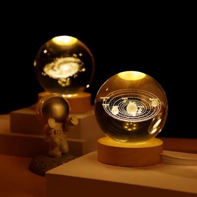 Chine Boule de cristal en bois USB alimenté par LED lumière Boule de cristal Statue artisanat Stand décorations de maison à vendre