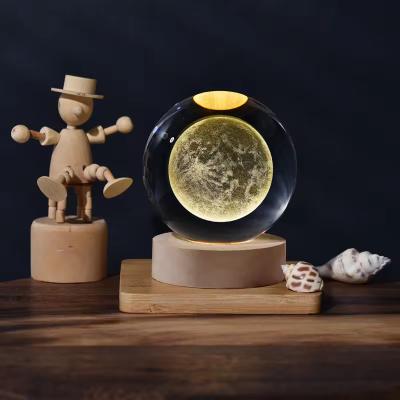 China 6cm 3D Art Bola de cristal de noche luz regalo de cumpleaños luz de noche luz de madera base de luz lámpara de mesa decoración en venta