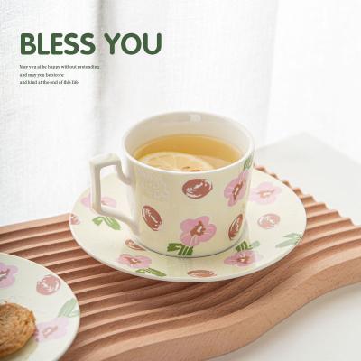 China Fabricantes mayoristas personalizados de alta calidad Nuevo hueso China taza de café diseño rosa elegante cerámica taza de té y platillo conjuntos con línea de oro en venta