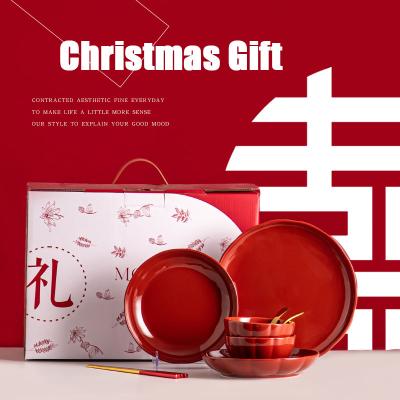 Cina OEM e ODM Red Glaze Christmas Dinnerware Set Bowl ceramica piatto di porcellana per i regali occasione in vendita