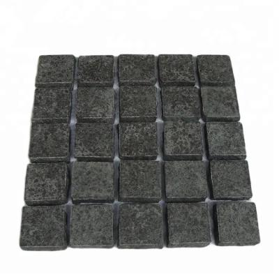 China Industrial Natural Black G684 Granite Driveway Split Cobblestone Flamed Black Basalt Cobblestone With Mesh for sale