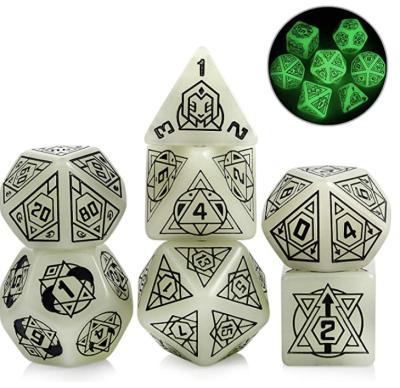 China DND Games 25mm 7 PCS Large Size Glow In The Dark For Dungeons And Dragons Resin Dies Set Dies for sale