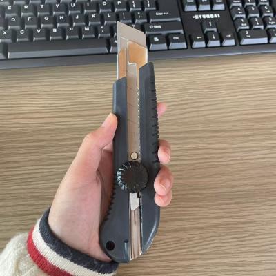 China Cuchillo de utilidad de mano de plástico negro de 25 mm con bloqueo rotativo para láminas finas en venta