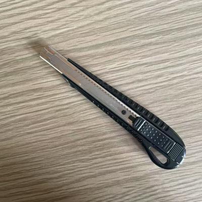 China Plastic Handle 9mm Utility Knives For Lightweight Materials Slide Locking Mechanism And Superior Performance à venda