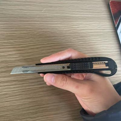 China Snap Off Blade 9mm Utility Knives With Plastic Handle And 1 Blade Included à venda