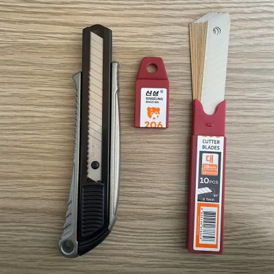 China Accurate Cutting 18mm Blade Shears Compatible With Most Utility Knives for sale