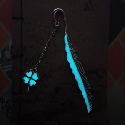 China Europe Metal Glow In The Dark Bright Silver Feather Marker With 3D Pendant for sale