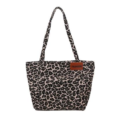 China Fashion 2021 ready to ship retro college student bag leopard handbag the large class shoulder bag trend large capacity casual packing for sale