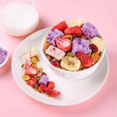 China Low Fat Nuts FD Strawberry Chinese Crunchy Mixed Yogurt Freeze Dried Fruit Baked Instant Cereal Fruit Oats for sale