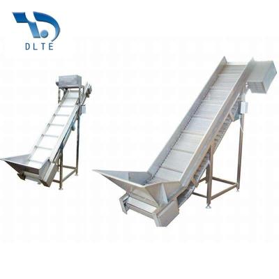 China Heavy Duty SUS304 Food Grade Oil Lifting Conveyor Slope Conveyor With Baffle Flights Elevating Conveyor For Food Nuts for sale