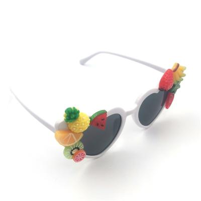 China Custom Fruit Luxury White Smokable Pineapple Heart Frame Porcelain Heart Sunglasses for Kids for sale