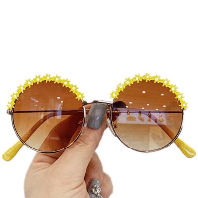 China Custom small flower round luxury colorful safety metal sunglasses uv400 sunglasses for kids with little flower for sale