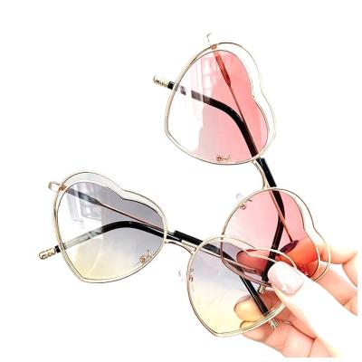 China Trendy Heart Sunglasses 2022 Classic Custom Kids Sunglasses Toddler Kids Gradient Sunglasses Metal Nose Pads Shades Heart Sunglasses for sale