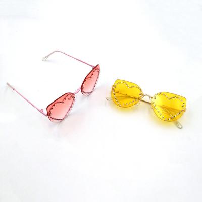 China 2023 luxury unisex kids pink gradient sunglasses metal heart diamond stones baby brand new rimless sunglass for sale