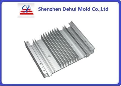 China CNC die de Uitdrijvingsprofielen van Aluminiumheatsink met Poederdeklaag machinaal bewerken Te koop