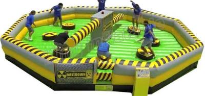 China Juego inflable del deporte del Wipeout de la fusión del desafío con la máquina rotativa en venta