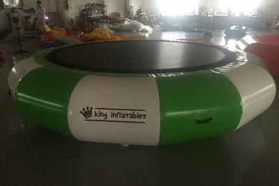 China El trampolín inflable comercial de encargo del agua juega la cama de salto flotante en venta