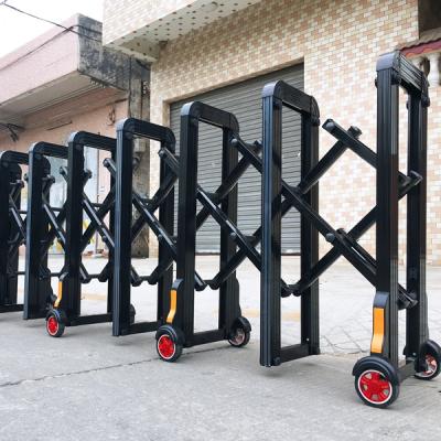 China Manual push and pull Wholesale Road Safety Traffic Portable Retractable Isolation Fence for sale