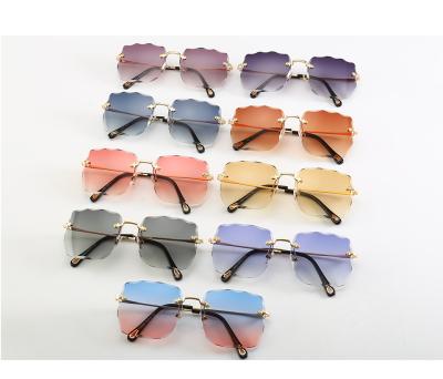 China Fashion and Classic Styles 2021 Newest Fashion Women's Fashionable Men's Oversized Shades 5504 Sunglasses for sale