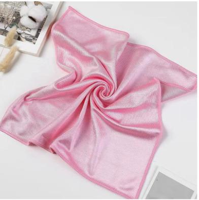 China Stocked 300GSM 40*40cm Microfiber Cleaning Cloth Glass Pink Glossy Type for sale