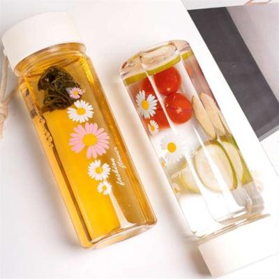 China Sustainable Summer Outdoor Sports Water Cup Plastic Cute Daisy Water Bottle Portable Drink Cup for sale