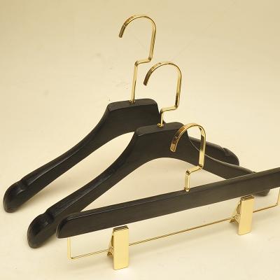 China Durable Customized Kids Branded Wood Cloth Hangers Coat Rack Hangers In Black And Gold for sale