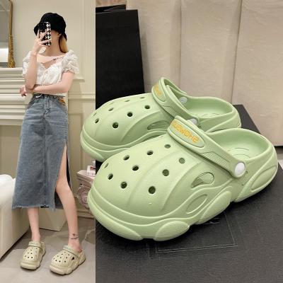 China Light Weight 2022 New Version Summer Hole Beach Slippers Baotou Casual Sandals Korean Thick Bottom Shoes External Use for sale